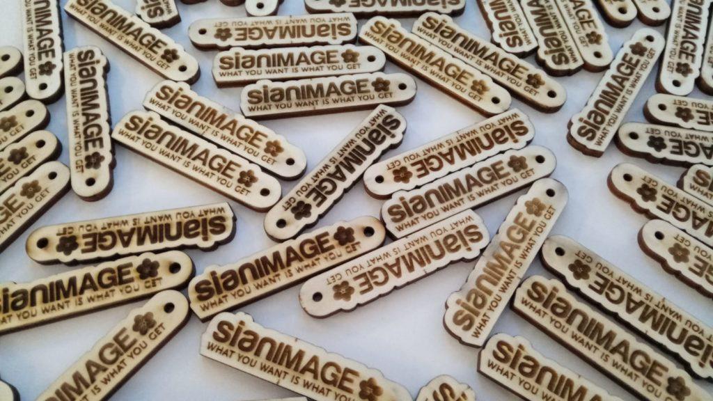 breloace gravate lemn scris breloc audi personalizat breloc mercedes personalizat breloc gravat lemn logo text