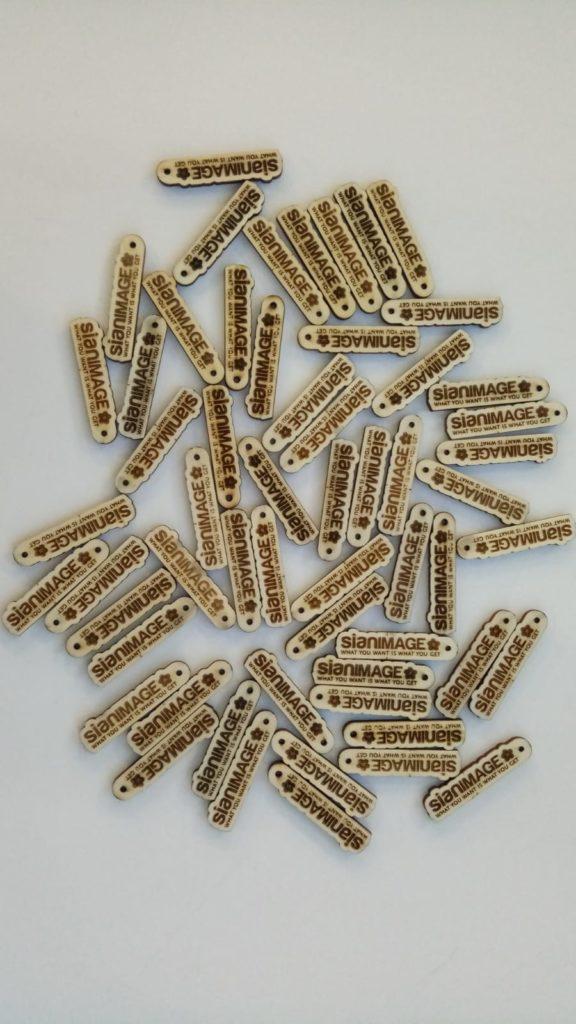 breloace personalizate din lemn gravura logo text imagine diferite forme din lemn